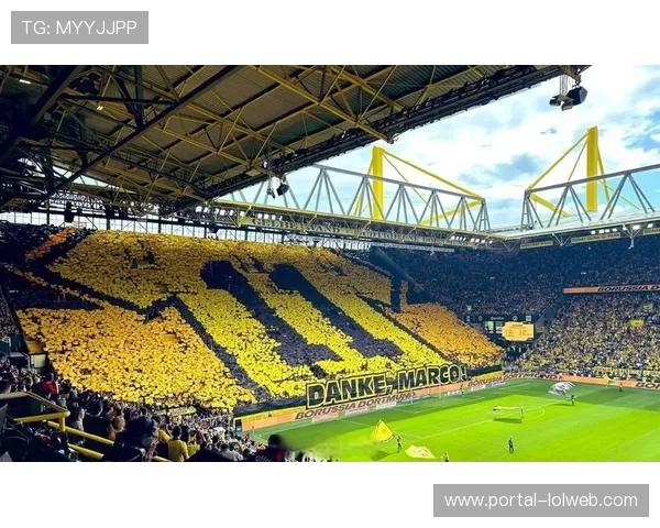 多特蒙德球迷看台拼出巨幅TIFO，致敬欧冠传奇罗伊斯