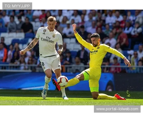 半场战报：比利亚雷亚尔1-1皇家马德里，莫雷诺头球破门